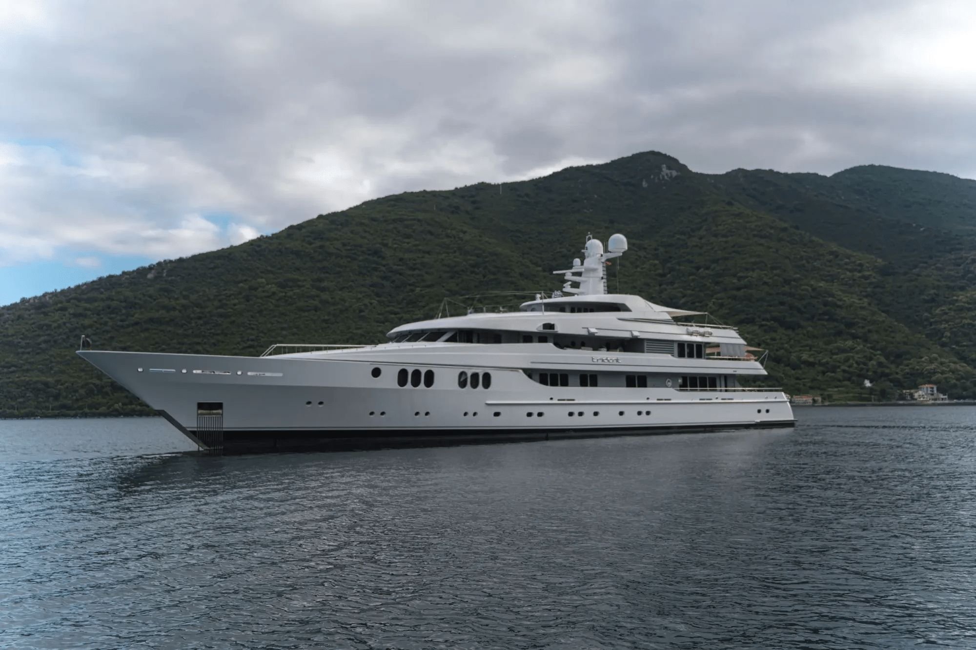 TRIDENT Exterior