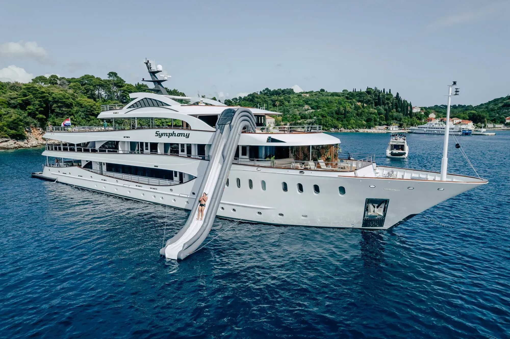 SYMPHONY Exterior