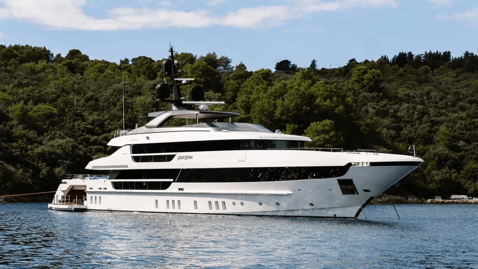 LADY LENA Exterior