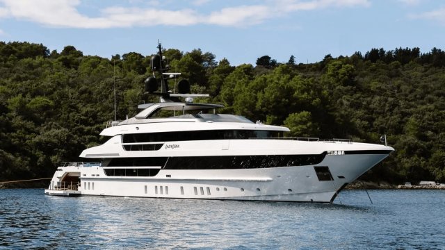 LADY LENA Exterior