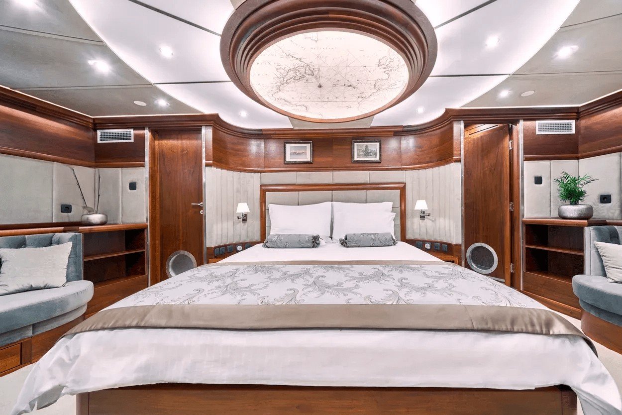 LADY GITA Interior
