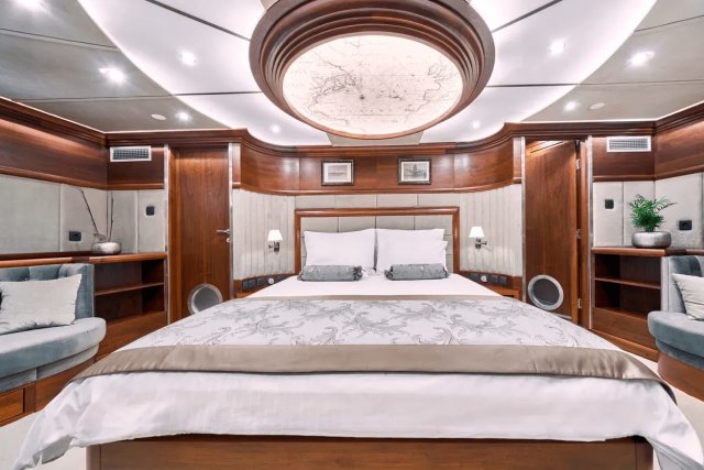 LADY GITA Interior