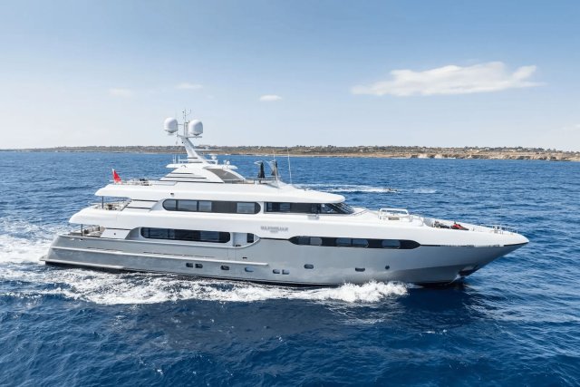 MAXIMILIAN MMIV Exterior