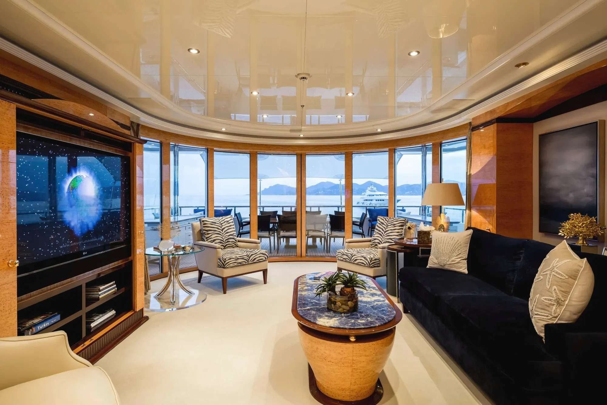 LUCKY LADY Interior