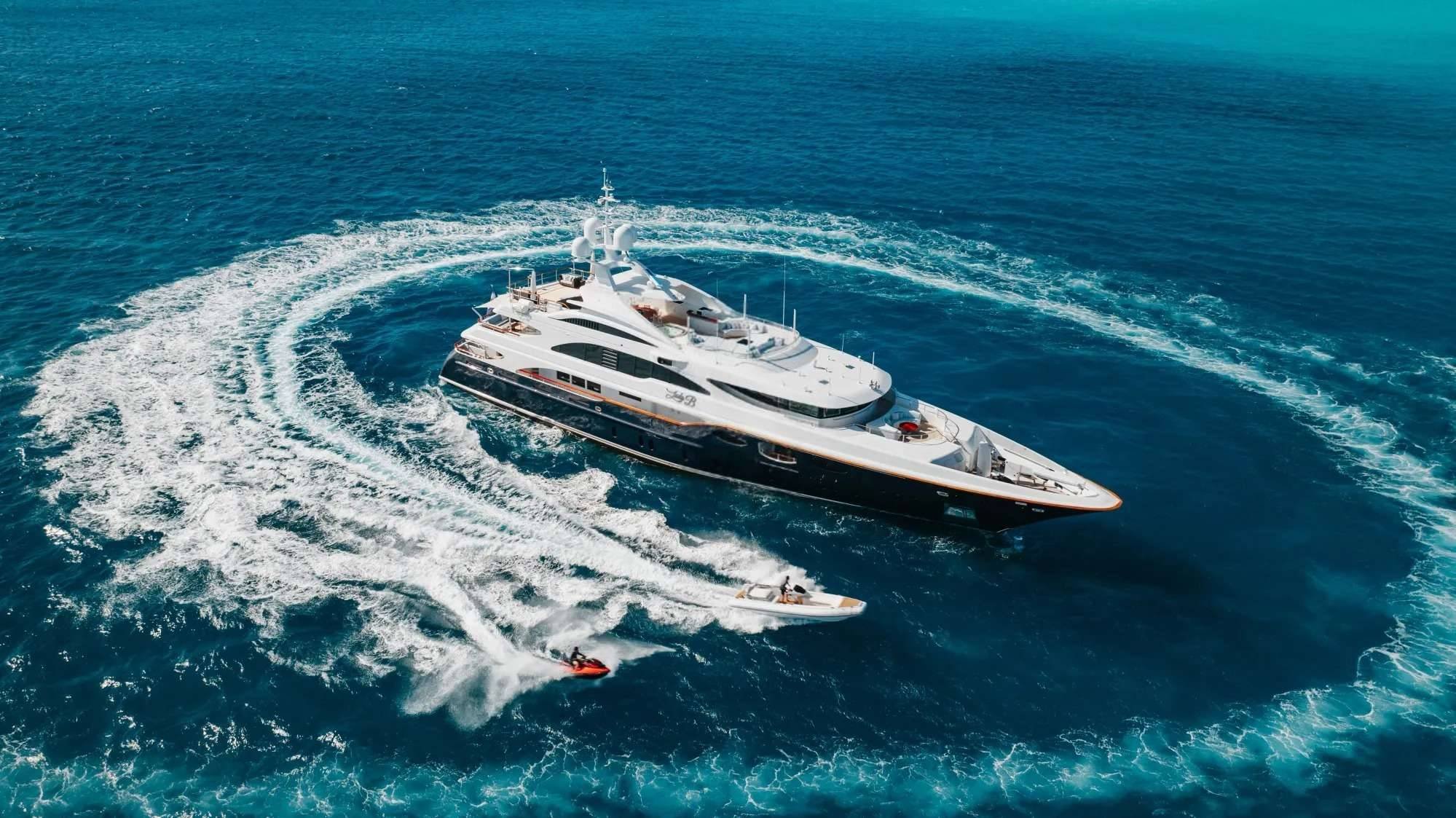 LADY B Exterior