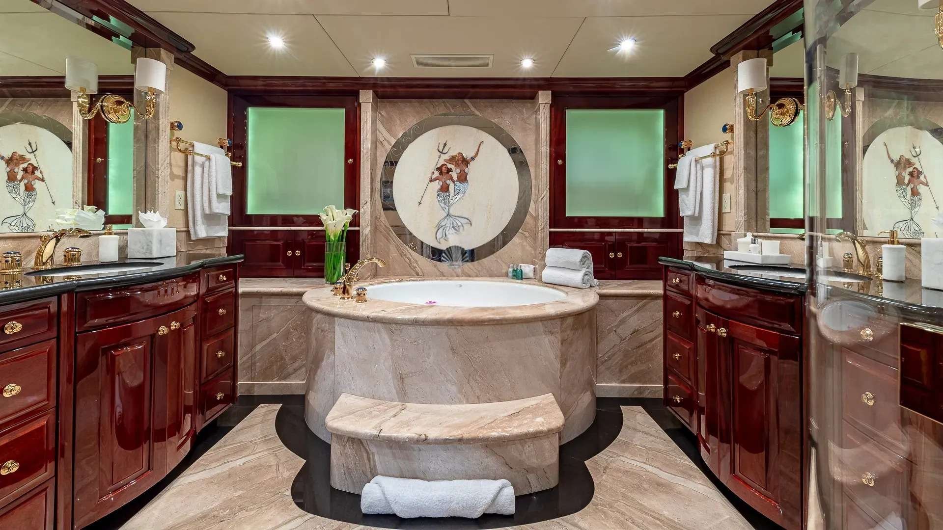 LADY ELAINE Interior