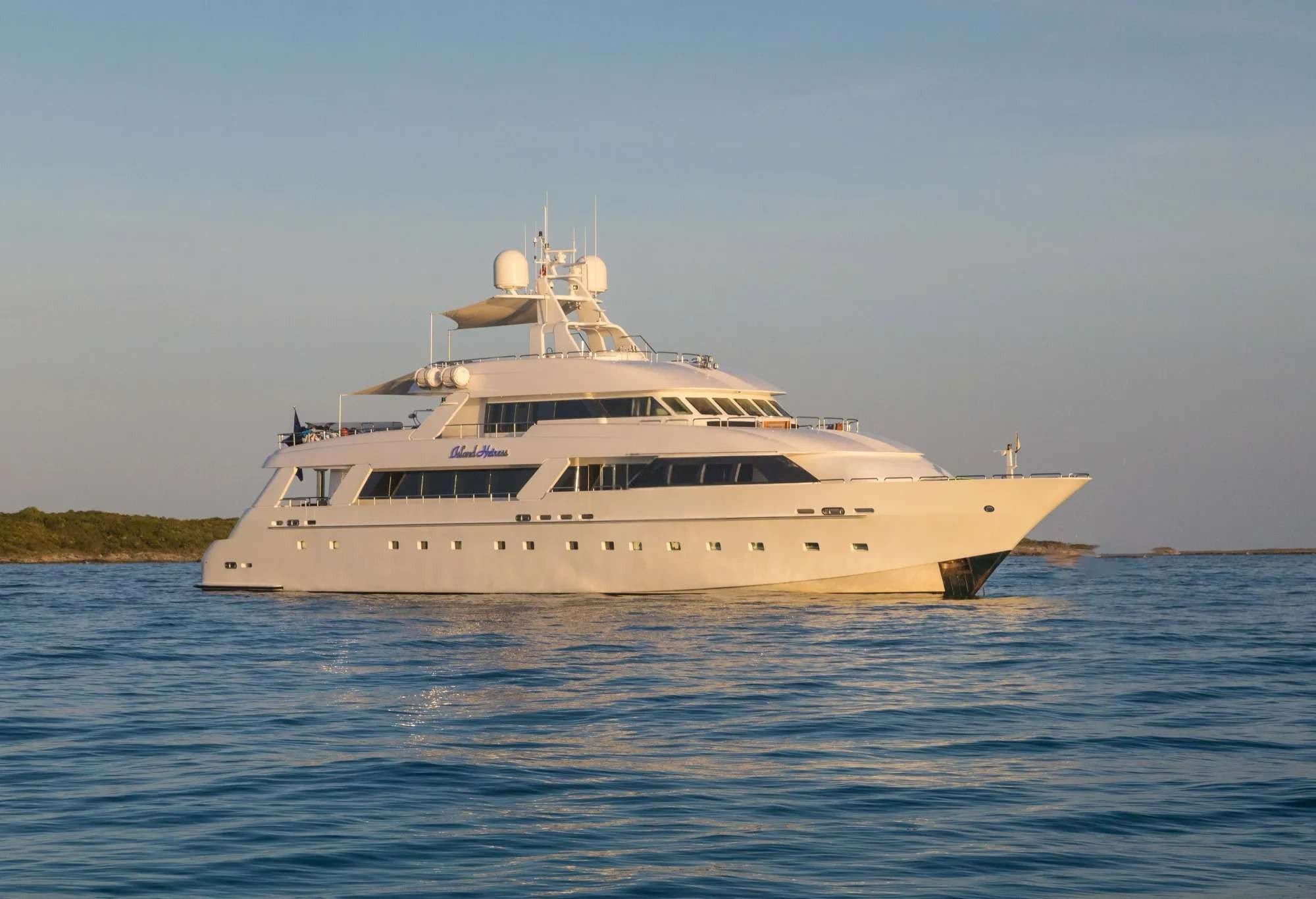 ISLAND HEIRESS Exterior