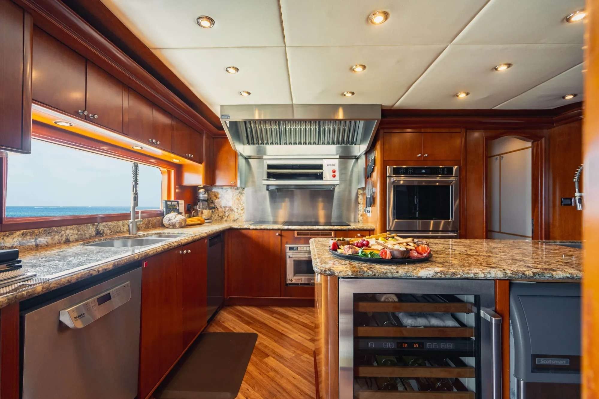 AQUASITION Interior