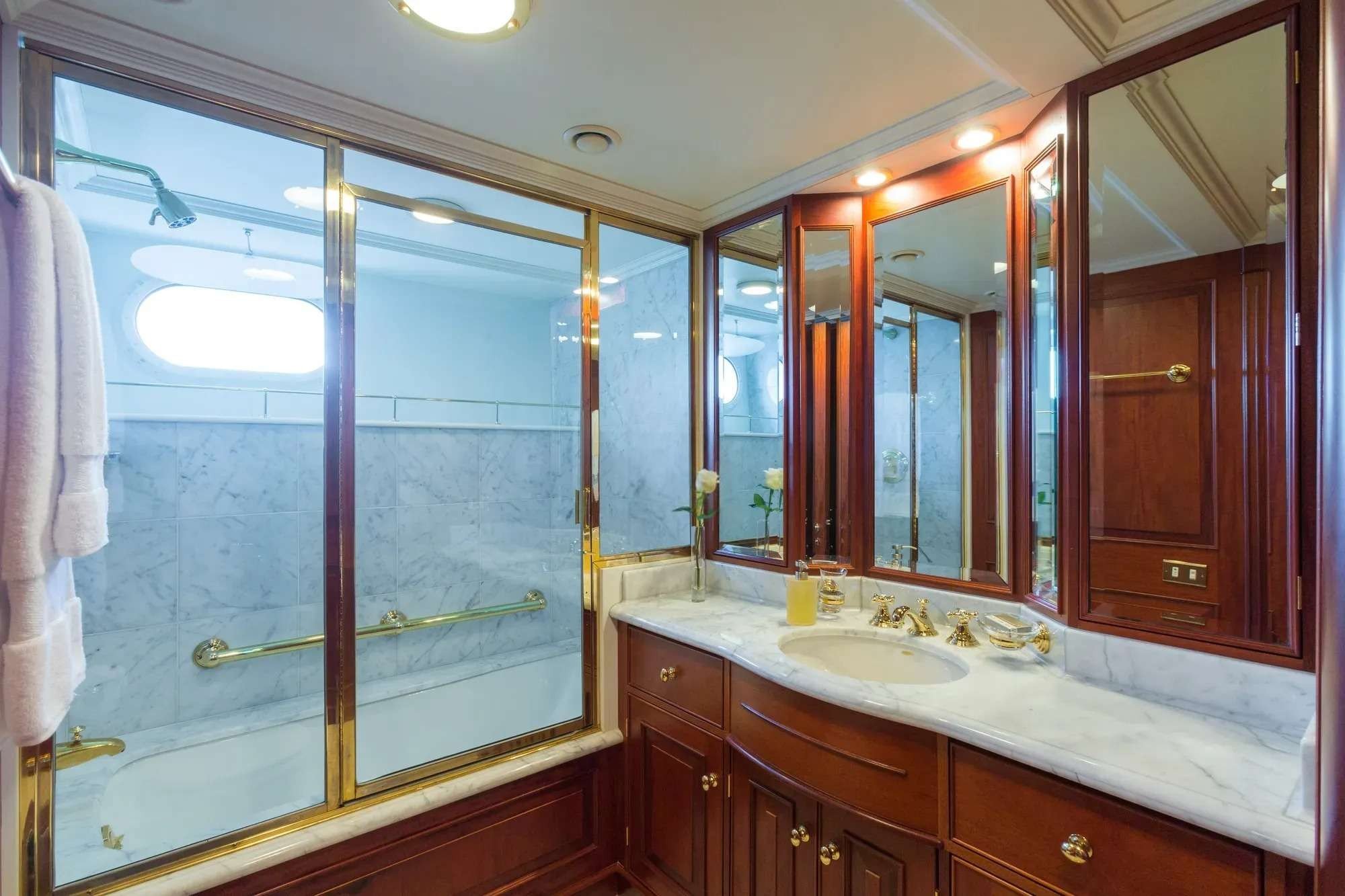 LADY J Interior
