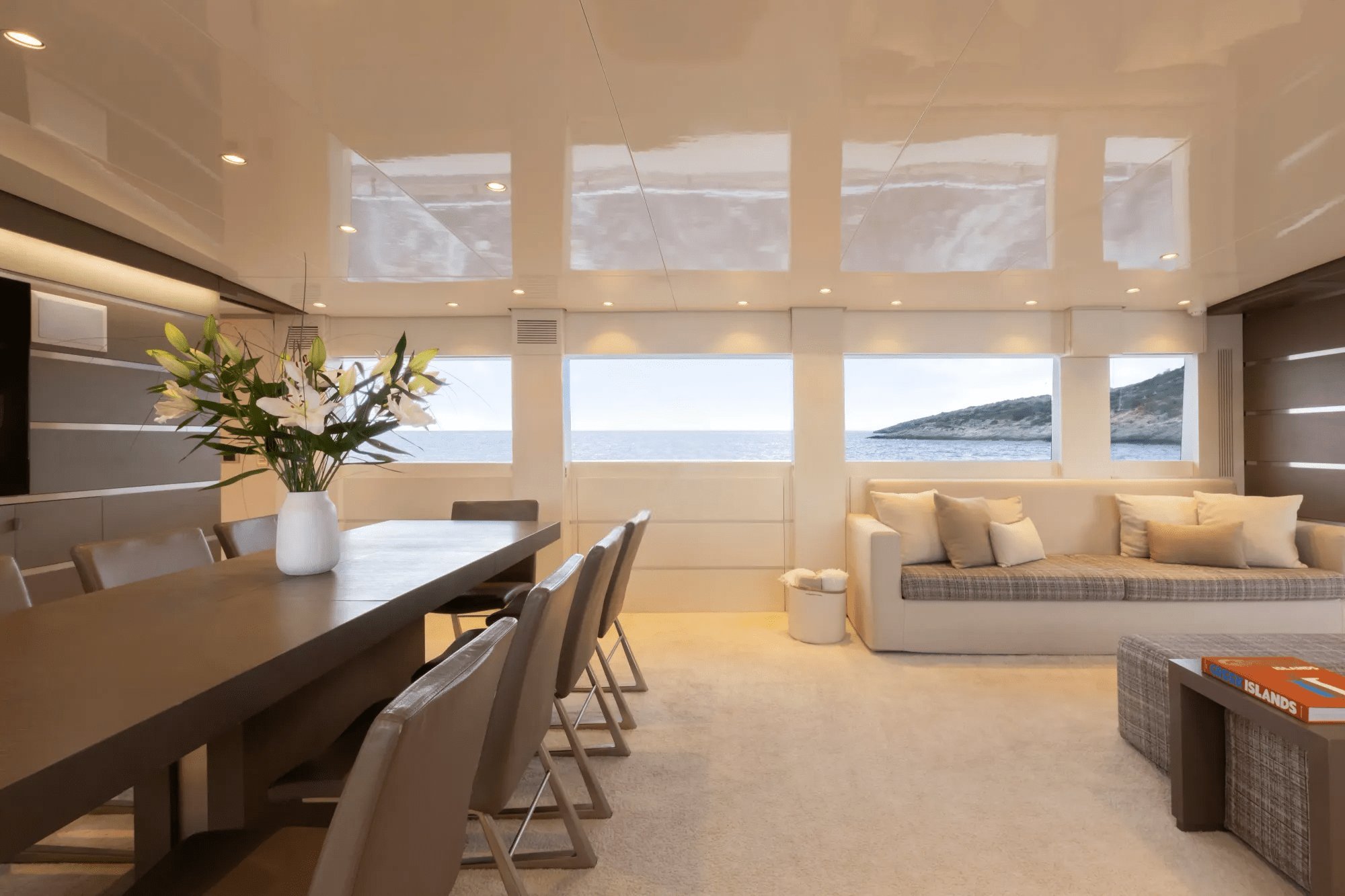 TROPICANA Interior