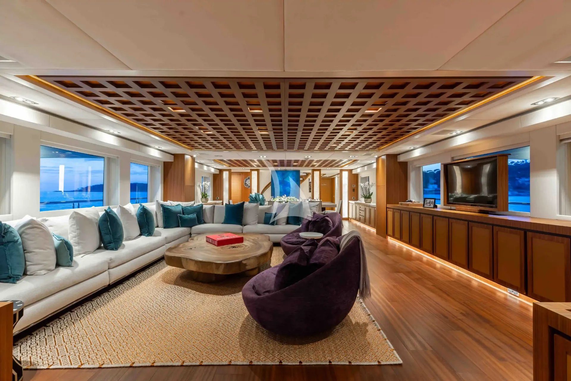 CHAMPAGNE SEAS Interior