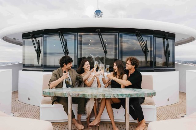 CHAMPAGNE SEAS Lifestyle