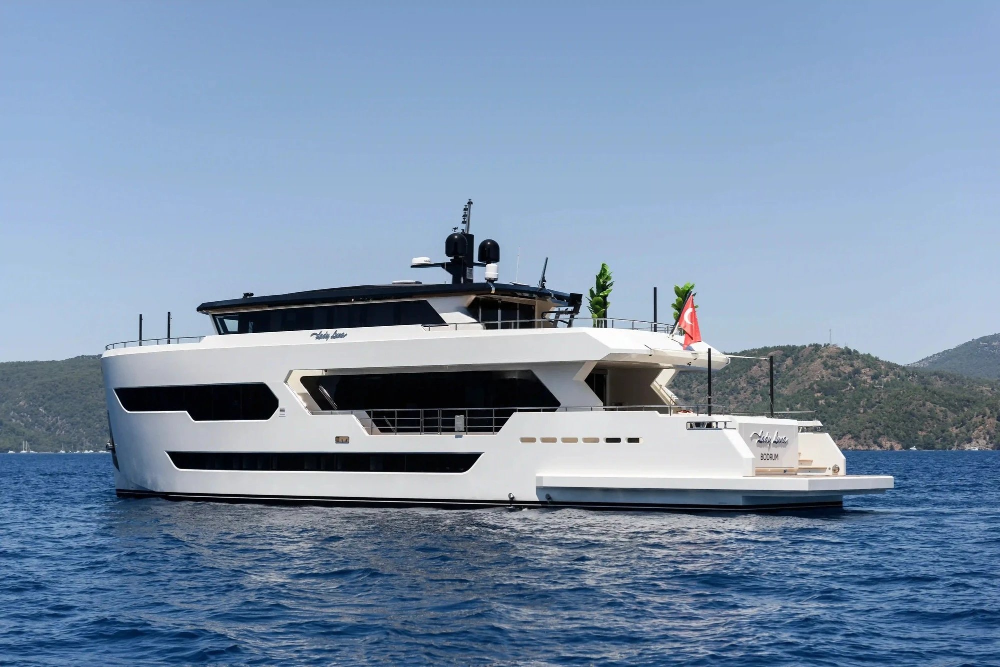 LADY LUNA Exterior
