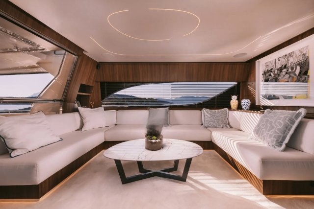 OXYGEN 8 Interior