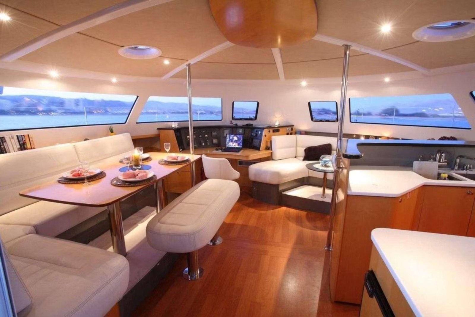 ZORBA CAT Interior