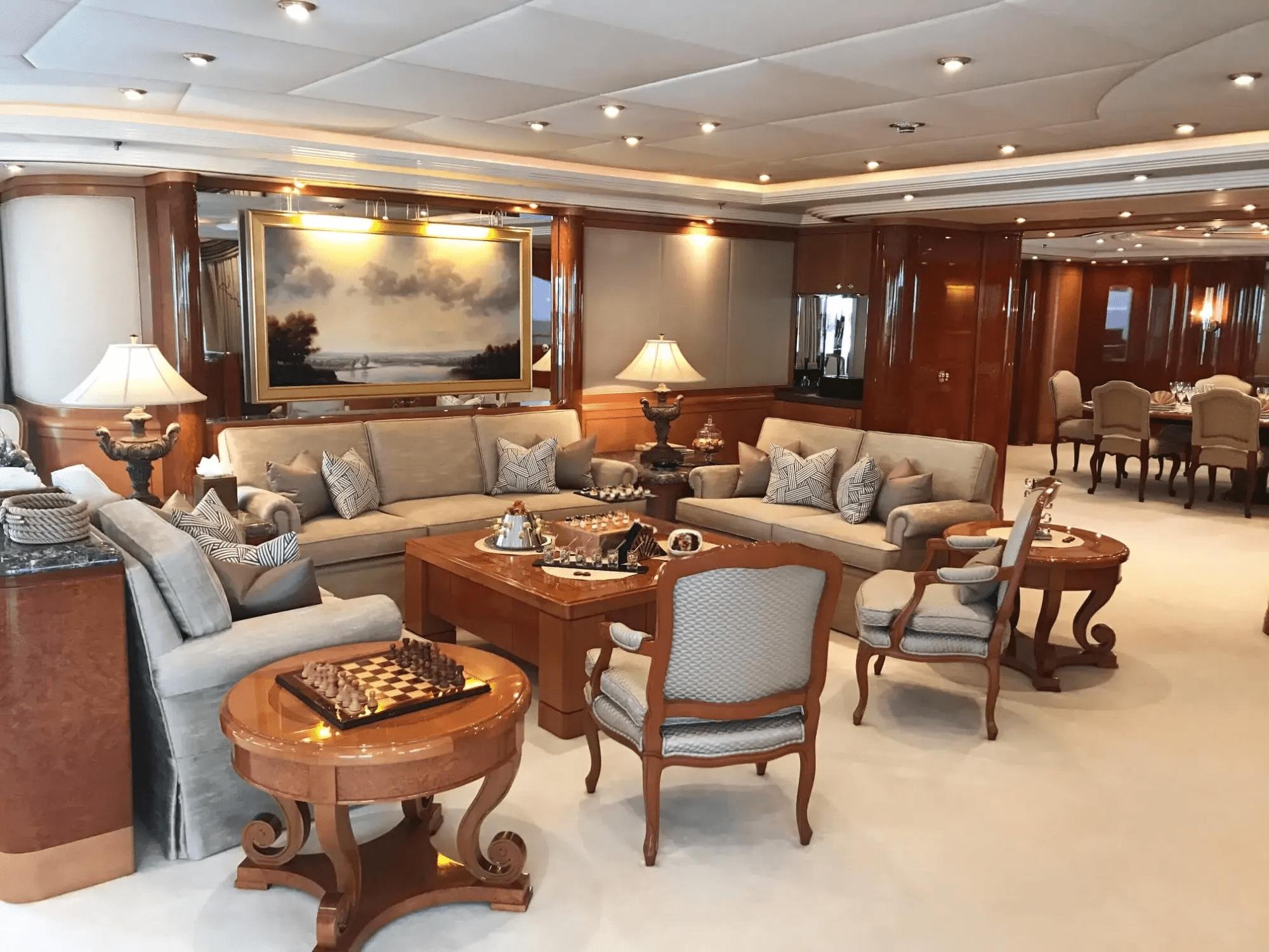 CAPRI I Interior